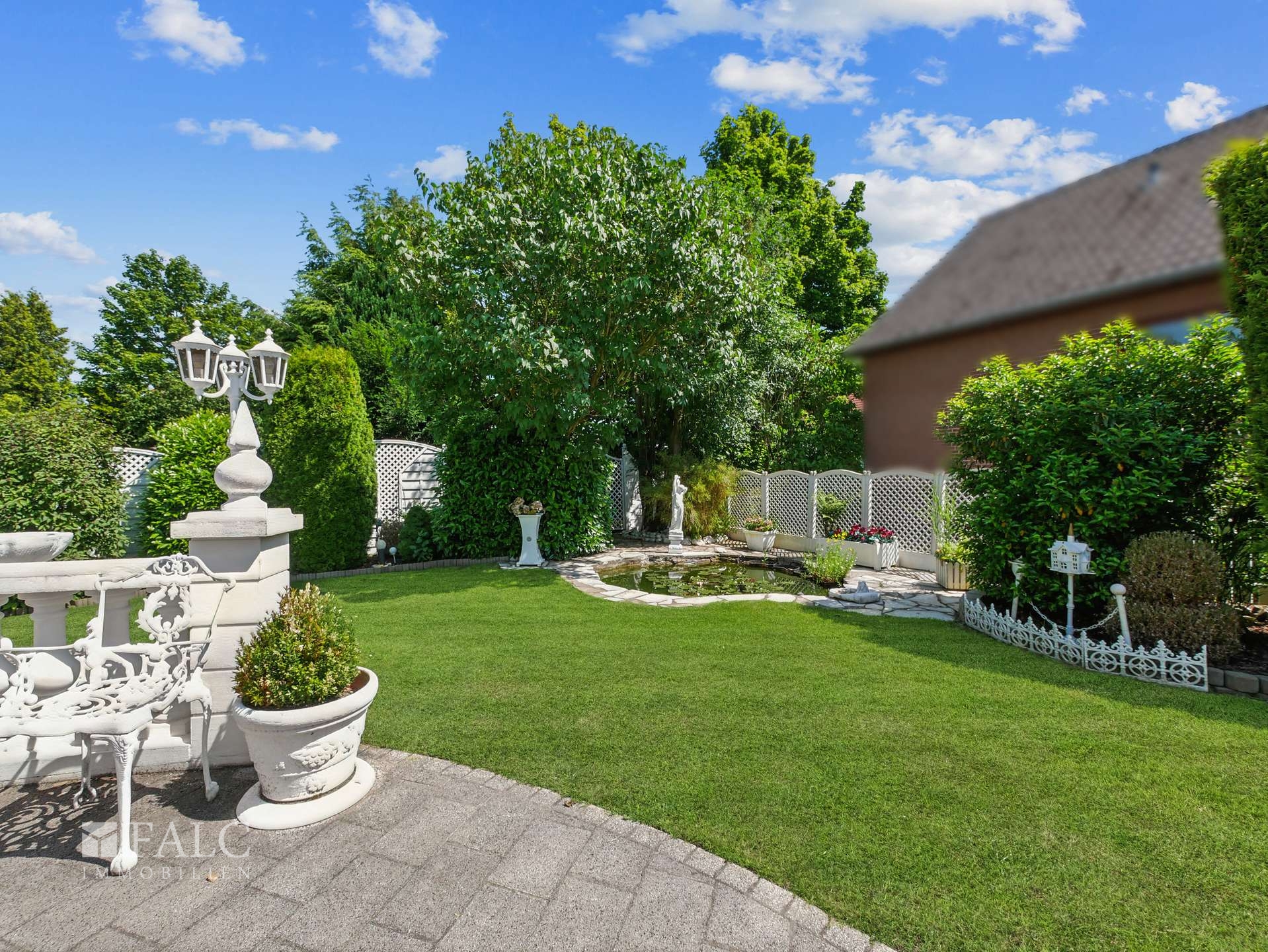 Garten mit kl. Teich